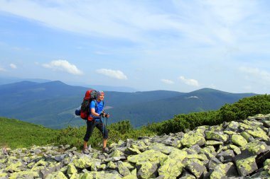 Yaz yürüyüşü dağlarda.