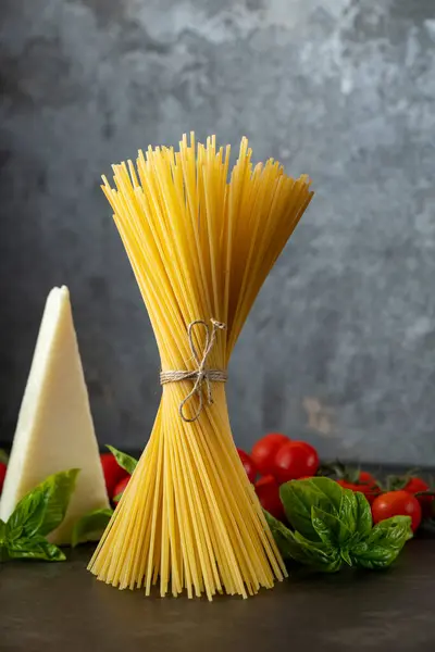 Spaghetti Dark Background Cheese Tomatoes Basil — Stock Photo, Image