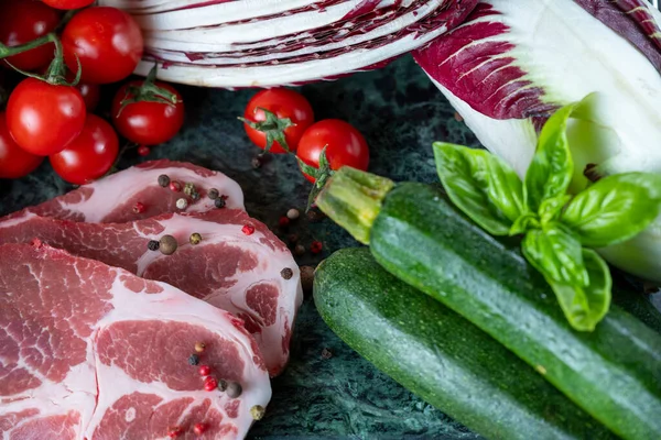 Trozo Carne Fresca Especias Verduras Variadas Tablero Mármol Verde Oscuro — Foto de Stock