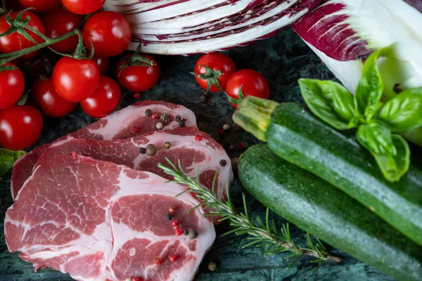 Trozo Carne Fresca Especias Verduras Variadas Tablero Mármol Verde Oscuro — Foto de Stock