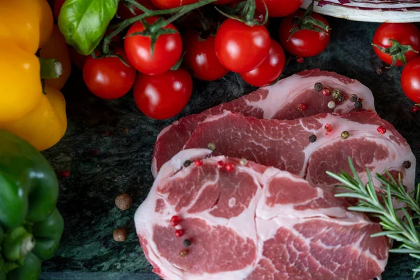 Trozo Carne Fresca Especias Verduras Variadas Tablero Mármol Verde Oscuro — Foto de Stock