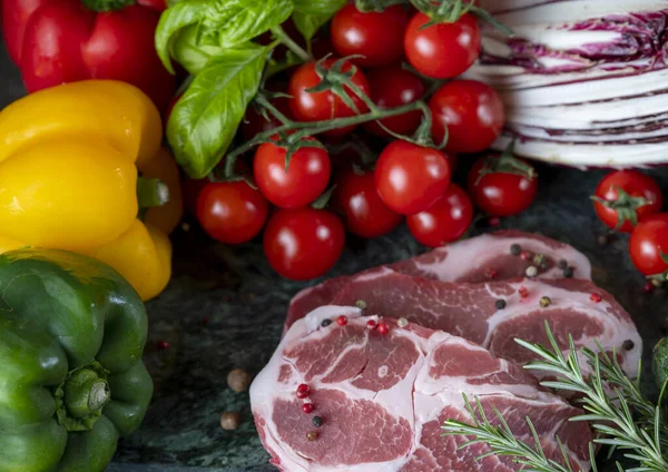 Trozo Carne Fresca Especias Verduras Variadas Tablero Mármol Verde Oscuro — Foto de Stock