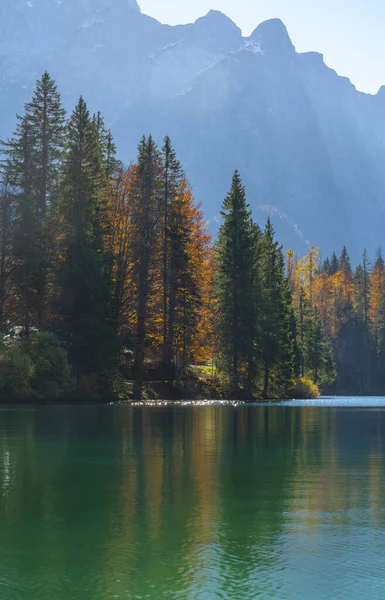 Lac Montagne Arbres Automne Montagnes Puissantes Soleil — Photo