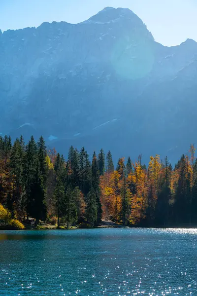 Lac Montagne Arbres Automne Montagnes Puissantes Soleil — Photo