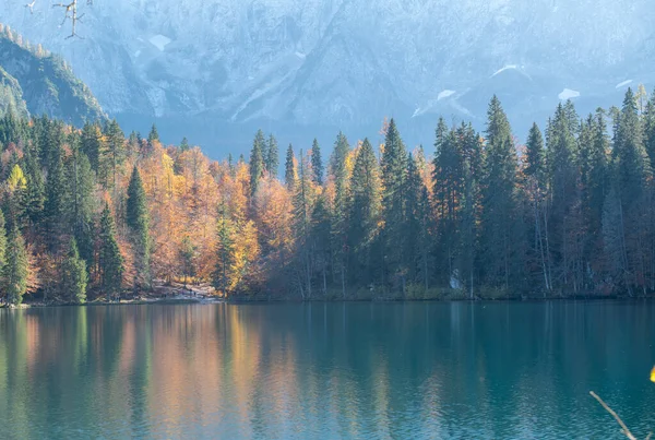 高山湖泊 秋天的树木 灿烂的群山 — 图库照片