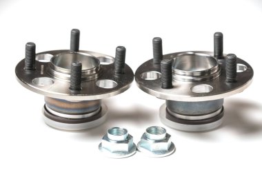 Beyaz arka planda bir yolcu aracının arka merkezi.