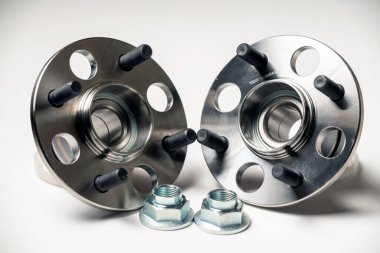 Beyaz arka planda bir yolcu aracının arka merkezi.