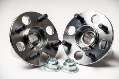 Beyaz arka planda bir yolcu aracının arka merkezi.