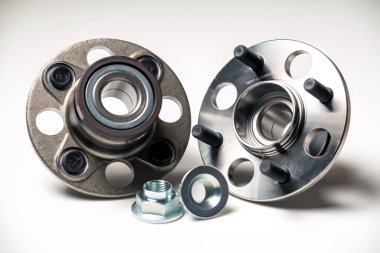 Beyaz arka planda bir yolcu aracının arka merkezi.