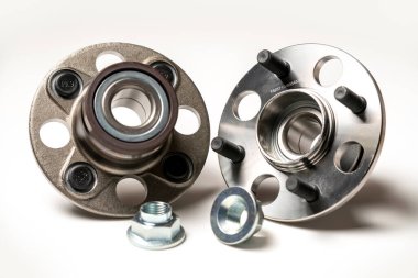 Beyaz arka planda bir yolcu aracının arka merkezi.