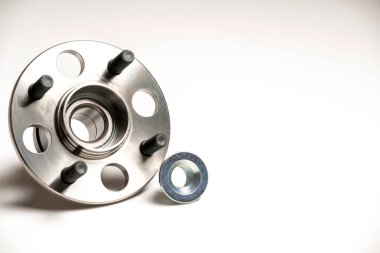 Beyaz arka planda bir yolcu aracının arka merkezi.