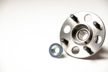 Beyaz arka planda bir yolcu aracının arka merkezi.