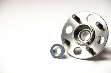 Beyaz arka planda bir yolcu aracının arka merkezi.