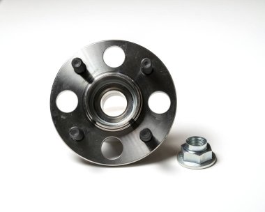 Beyaz arka planda bir yolcu aracının arka merkezi.