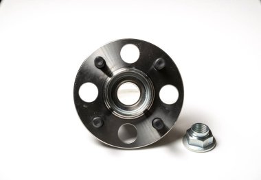 Beyaz arka planda bir yolcu aracının arka merkezi.