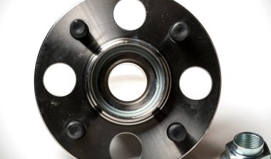 Beyaz arka planda bir yolcu aracının arka merkezi.