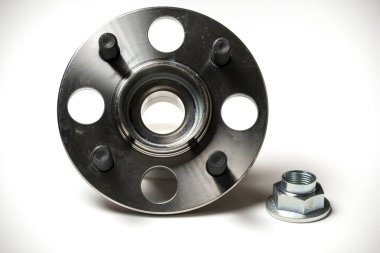 Beyaz arka planda bir yolcu aracının arka merkezi.