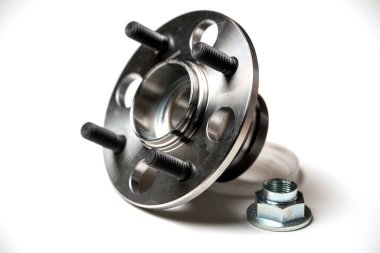 Beyaz arka planda bir yolcu aracının arka merkezi.