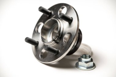 Beyaz arka planda bir yolcu aracının arka merkezi.