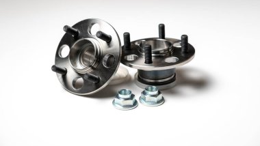 Beyaz arka planda bir yolcu aracının arka merkezi.