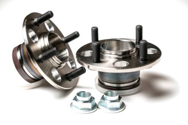 Beyaz arka planda bir yolcu aracının arka merkezi.