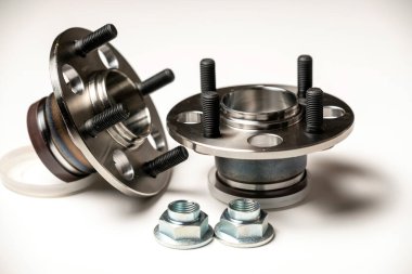 Beyaz arka planda bir yolcu aracının arka merkezi.