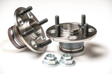 Beyaz arka planda bir yolcu aracının arka merkezi.