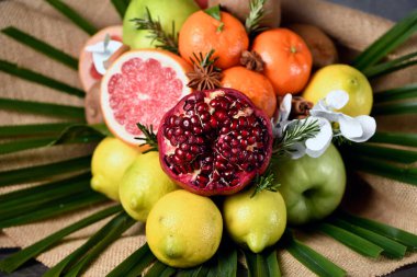 Meyve buketi, elma, portakal, limon, nar, greyfurt ve palmiye dalından