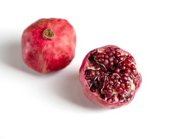 Beyaz zemin üzerinde kırmızı olgun nar