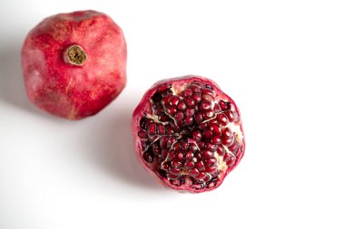 Beyaz zemin üzerinde kırmızı olgun nar