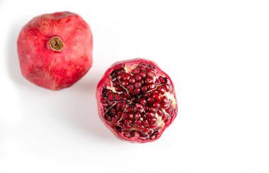 Beyaz zemin üzerinde kırmızı olgun nar