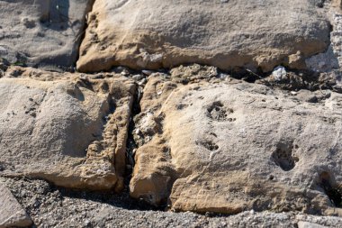 Aşınma izleri olan eski kireçtaşı blokları, arkaplan resmi