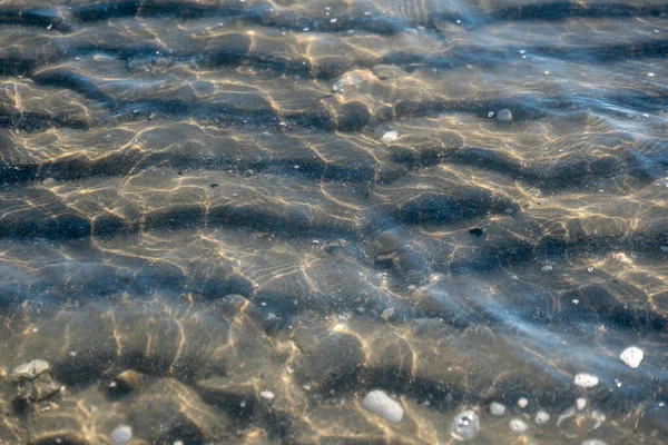 海滩上透明海水下的成片的沙子 — 图库照片