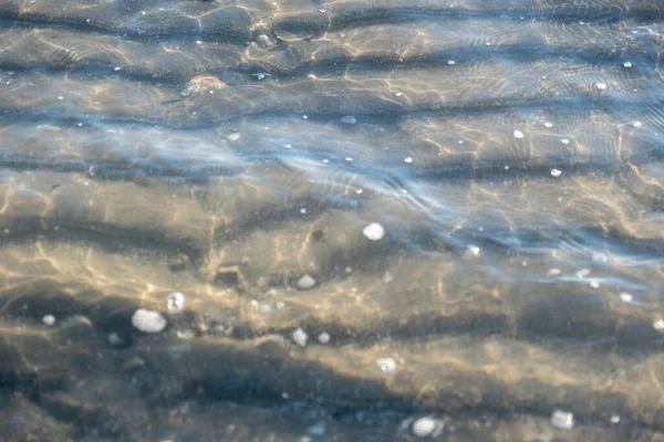 海滩上透明海水下的成片的沙子 — 图库照片