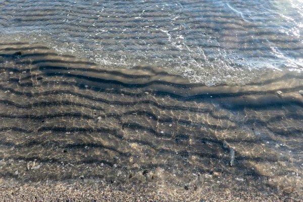 Przegrzebki Piasku Pod Przezroczystą Wodą Morską Plaży — Zdjęcie stockowe