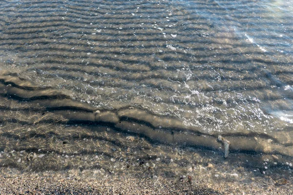 海滩上透明海水下的成片的沙子 — 图库照片