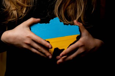 Tahtadan oyulmuş ve Ukrayna bayrağının renklerine boyanmış bir Ukrayna haritası.