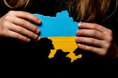 Tahtadan oyulmuş ve Ukrayna bayrağının renklerine boyanmış bir Ukrayna haritası.