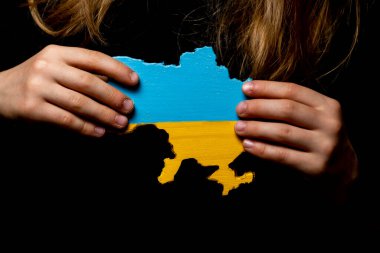 Tahtadan oyulmuş ve Ukrayna bayrağının renklerine boyanmış bir Ukrayna haritası.