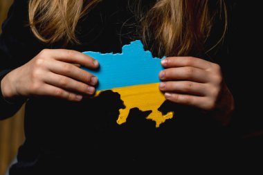 Tahtadan oyulmuş ve Ukrayna bayrağının renklerine boyanmış bir Ukrayna haritası.