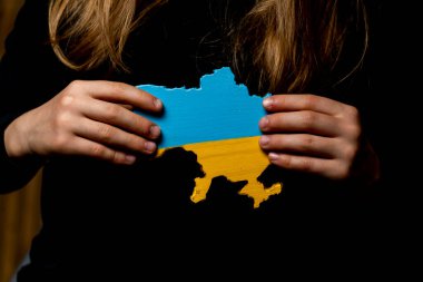 Tahtadan oyulmuş ve Ukrayna bayrağının renklerine boyanmış bir Ukrayna haritası.