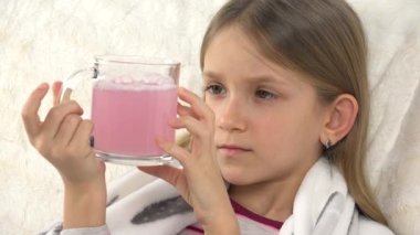 Hasta Kız Yatakta, Hasta Çocuk Koronavirüs Salgınında Uyuşturucu İçen Çocuk, Acı çeken Çocuk İlaç, İlaç, Sağlık Hizmetleri