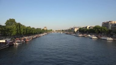 Paris Seine Nehri, Turistler Senna 'da Tekne Seyahati, Gemi Seyahati, Araba Trafiği, Fransa Ülke Manzarası