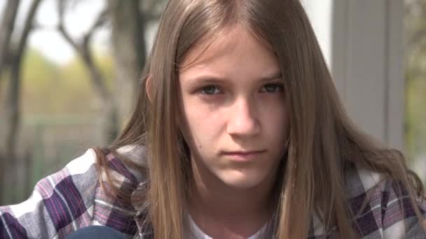 Sad Kid, olyckligt barn, tankfull mobbad flicka i parken, depression av ungdomar, barn uttryck i Coronavirus pandemi — Stockvideo