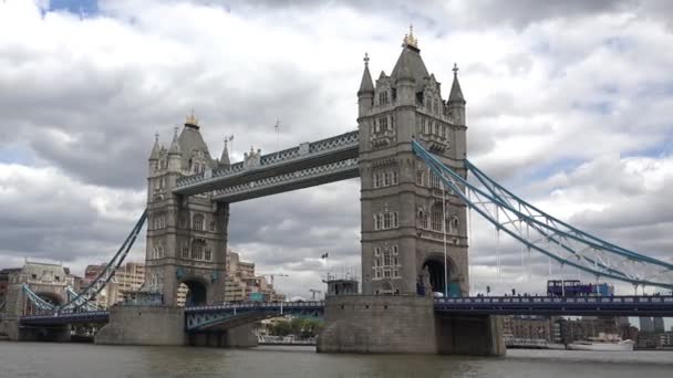 Zeitraffer London Tower Bridge, roter Busverkehr, Schiff auf der Themse, Boote im Zeitraffer europäisches Wahrzeichen der Stadtlandschaft, bewölkter Tag — Stockvideo