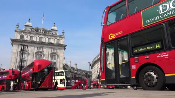 London Cars Tráfico en Piccadilly Circus, Gente caminando, Cruzando la calle, Lugares famosos, Edificios Lugares de interés en Europa — Vídeos de Stock