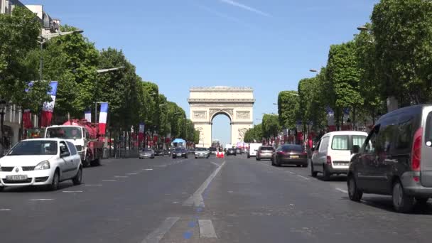 Paris Car Traffic on Champs Elysees by Triumph Arch, People Tourrists Traveling in France, Crowded Streets in Europe — стоковое видео