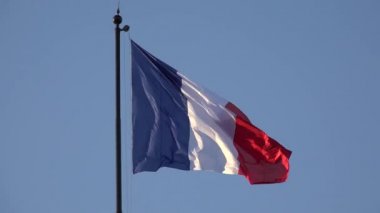 Paris 'te Fransa Bayrağı, Günbatımında Mavi Gökte Fransız Bayrağı Dalgalanıyor, Ulusal Vatanseverlik Sembolü, Avrupa' da Vatanseverlik İşareti