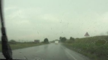 Yağmurda Trafik, Sürücü Araba, Yolda Fırtına, Otoyol, Yağmurlu Ekranda Görüntü Düşürdü