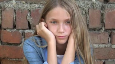 Üzgün Çocuk, Mutsuz Çocuk, Düşünceli Zorba Genç Kız Park 'ta, Çocuklar Üzüntü, Depresyon Portresi